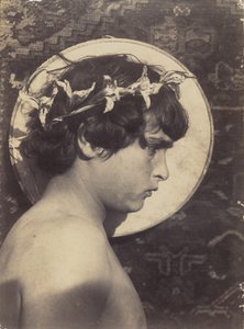 [Siciliansk pojke med liljekrona och halo] av Baron Wilhelm von Gloeden