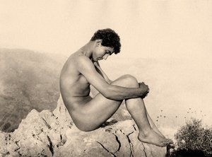 Studie av en naken man på en sten, Taormina, Sicilien, ca 1900 (sepiafoto) av Baron Wilhelm von Gloeden