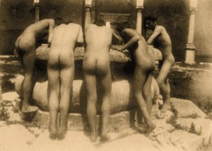 Studie av fem pojkar som tittar ner i en brunn, Sicilien, C.1900 (sepiafoto) av Baron Wilhelm von Gloeden