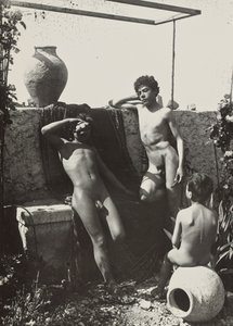 [Tre pojkar i en trädgård] av Baron Wilhelm von Gloeden