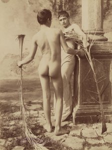 Utan titel [Två manliga ungdomar håller i palmblad] av Baron Wilhelm von Gloeden