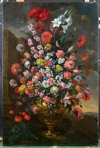 Liljor, tulpaner, nejlikor, pioner, convolvuli och andra blommor i en bronsurna med fåglar, en sköldpadda och fjärilar i ett landskap, 1718 av Bartolomeo Bimbi
