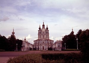 Arkitektur: utsikt över Smolny-klostret byggt mellan 1748 och 1835 av arkitekten Francesco Bartolomeo Rastrelli (1700-1771), Sankt Petersburg, Ryssland.