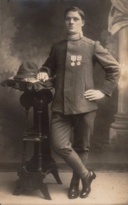 Album "The GM R. Army (första världskriget)": Infanterisoldat i landsuniform (s/v foto) av Battelli Battelli