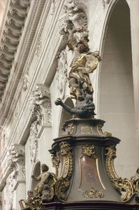 Predikstol, även kallad Sanningens predikstol, detalj: St. Mikael och draken, 1749 (förgylld, trä och intarsia) (se även 252679 och 252681) av Bavarian school