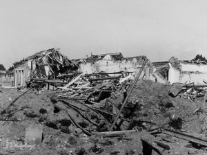 Bombardementen av Sermide: byggnader skadade under andra världskriget av Bayard and Bertall