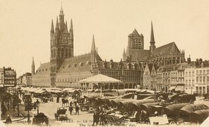 Grand Place på marknadsdagen, Ypres, Belgien