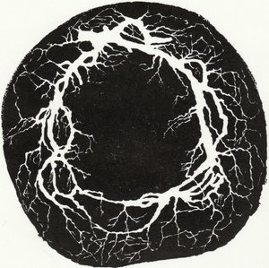 Root Wreath, 2019 (trägravyr på papper) av Bella Larsson