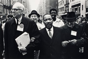 Dr Benjamin Spock, Dr King och Monsignor Rice i Pittsburgh marscherar i Solidaritetsdagsparaden kl. av Benedict J. Fernandez