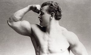Fotografiskt porträtt i studio av den tyske kroppsbyggaren Eugen Sandow