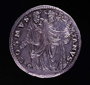 Baksidan av silvermyntet som visar SS Cosimo och Damien som står och stirrar på varandra. Inskrift: S. COSMVS S. DAMIANVS, präglad 1532-1537 (för framsidan se 108641) av Benvenuto Cellini