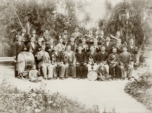 Orkestergruppen skjuten i Zichron Yaacov, ca 1898-1900 av Bernard Edelstein