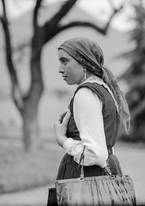 Landsbygdskvinna i traditionell konservativ klädsel, troligen Italien men eventuellt Turkiet