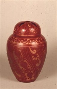 Potpourri och lock i kopparglans, ca 1905-15 (keramik) av Bernard Moore