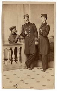 Porträtt av marinofficerare och en budbärare,ca. 1863 (foto) av Bernard Moses