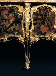 En Ludvig XV-kommod av Bernard van Risenburgh II
