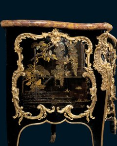Kommode, ca 1745 (ormolu-monterad japansk lack & eboniserat trä)