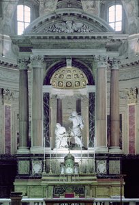 Vy över högaltaret med Paulus martyrskap (marmor) av Bernini Algardi A. and Bitonto