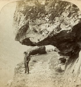 Man på en klippa med utsikt över Naeroyfjord, Sogne, Norge. av Bert Underwood
