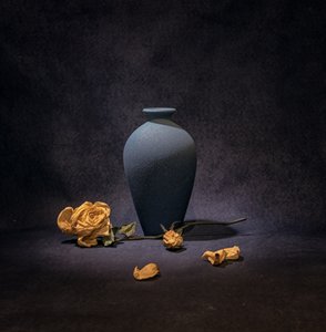Stilleben med mörkblå ros av Betty Liu