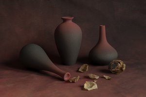 Elegant stilleben i keramik av Betty Liu
