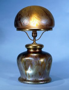 En sällsynt Loetz mässingsmonterad bordslampa (glas med guldmetallglans och brons)