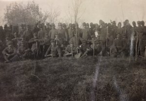 Album från första världskriget i Friuli-Venezia Giulia: gruppporträtt av soldaterna från infanteriet 112.mo med spadar nära flodtornet av Bourbon Del Monte