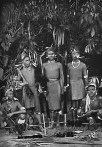 Angami Nagas i helklänning, 1902 av Bourne and Shepherd