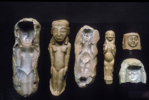 Figuriner av fruktbarhetsgudinnor och formarna från vilka de gjuts, ca 800- 700-talet f.Kr. (lera)