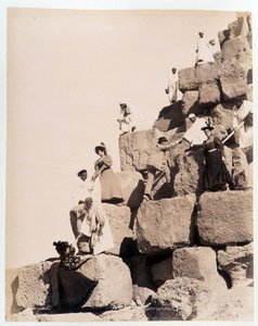 Att klättra i en pyramid av turister - fotografi av bröderna Zangali, sent 1800-tal