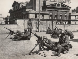 Luftanfallsförsvarsmonoeuvr i Rom under andra världskriget. (s/v bild) av Bruni Bruni