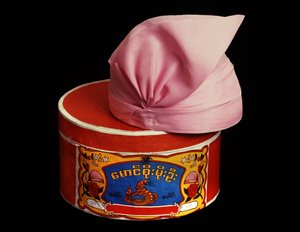 Hatt och hattask (textil) av Burmese School