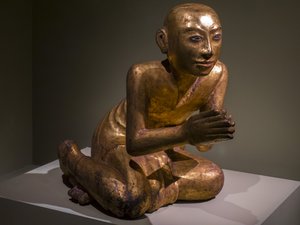 Munk knäböjer i bön. Burma