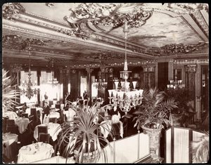 En matsal på Hotel Savoy, ca 1895-96 (silvergelatintryck) av Byron Company
