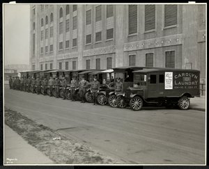 En rad leveransbilar parkerade utanför Carolyn Laundry på 111 East 128th Street, East Harlem, New York, 1929 (silvergelatintryck) av Byron Company