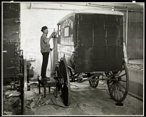 En man sprayar en leveransvagn från Carolyn Laundry på 111 East 128th Street, East Harlem, New York, 1929 (silvergelatintryck). av Byron Company