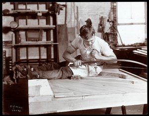 En man som arbetar i Hartman Piano Co.-fabriken, 1907 (silvergelatintryck)