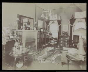 Ett vardagsrum i dramatikern Henry Martyn Blossoms hem, på 23 East 30th Street, New York, 1908 (silvergelatintryck) av Byron Company