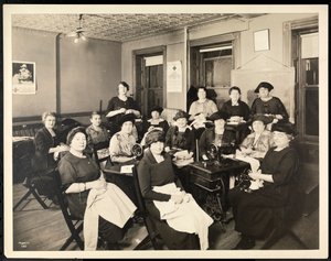 En kvinnlig sycirkel på 115 East 101st Street, East Harlem, New York, 1920 (silvergelatintryck)
