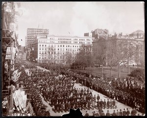 Flygfoto av män som marscherar i den republikanska guldstandardparaden på Broadway vid City Hall Park, New York, 1898 (silvergelatinprint)