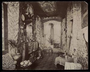 Ett utsmyckat vardagsrum i Blakely Halls bostad på 11 West 45th Street, New York, 1896-98 (silvergelatintryck) av Byron Company