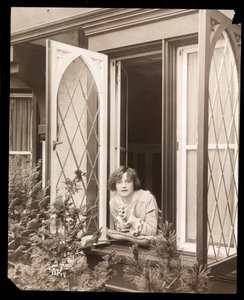 Anne Murdock i hemmet, ca 1915 (silvergelatintryck) av Byron Company