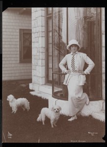 Billie Burke och två hundar på Burkeleigh Crest, hennes hus i Hastingson, New York, 1912 (silvergelatintryck) av Byron Company