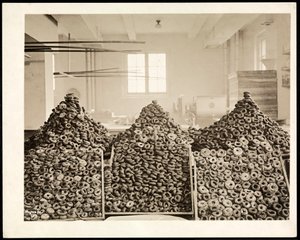 Bakkar med munkar för Frälsningsarmén på Hotel Commodore, 1919 (silvergelatintryck) av Byron Company