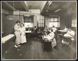 Blinda unga kvinnor och en lärare syr i ett klassrum på New York Association for the Blind, 111 East 59th Street, New York, 1921 (silvergelatintryck).