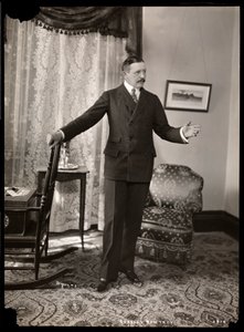 Charles Hawtrey i sin lägenhet i Holland House på Fifth Avenue, New York, 1901-2 (silvergelatintryck) av Byron Company