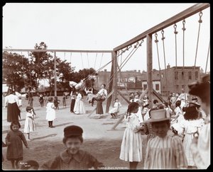 Barn gungar på Hudson Bank Gymnasium and Playground, 53rd Street och 11th Avenue, New York, 1898 (silvergelatintryck)