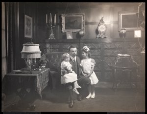 Clarence Mackay med sina barn i biblioteket i Harbor Hill, i Roslyn, Long Island, ca 1905 (silvergelatintryck)
