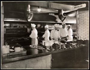 Kockar vid stekpannan i köket på Hotel Commodore, 1919 (silvergelatintryck)