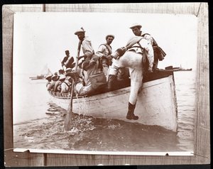 Kopia av ett tidigare foto av Naval Reserves på Fishers Island, New York med en grupp sjömän i en roddbåt, 1898 (silvergelatintryck)